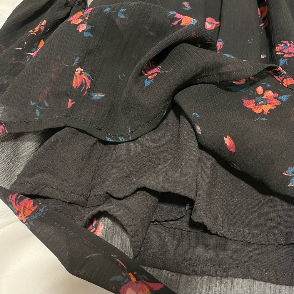 Hollister Black Floral Flutter Sleeved Dress, Size XS, Excellent! - Picture 3 of 11